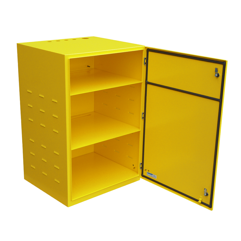 schaltschrank-mit-batterieboeden-abgedichtetem-elektrofach-und-lueftungskiemen